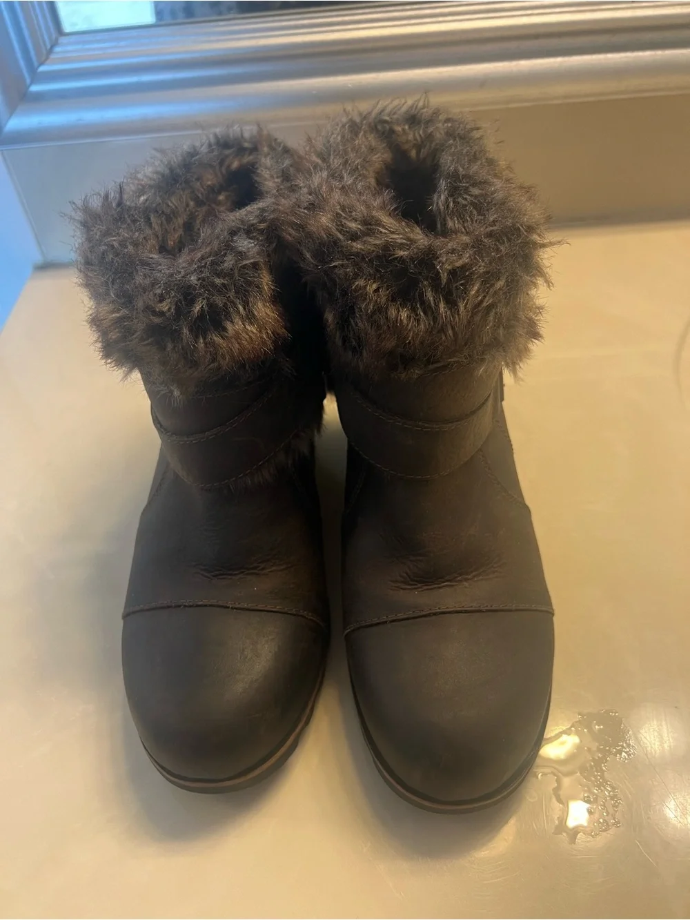 Sorel Joan of Arc ankle boots with faux fur trim size 8.5